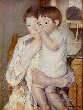 メアリー・カサット Painting - 母親の腕の中で指をしゃぶる赤ちゃん 母親の子供たち メアリー・カサット